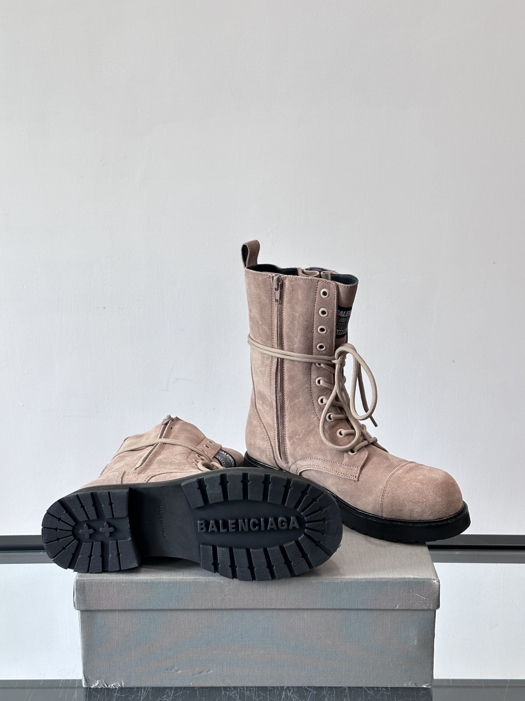 𝐁𝐀𝐋𝐄𝐍𝐂𝐈𝐀𝐆𝐀巴黎世家必备系列 情侣👫暗黑风格长靴👢时尚宠儿又添一员大将！一出场就气场全开！独特的