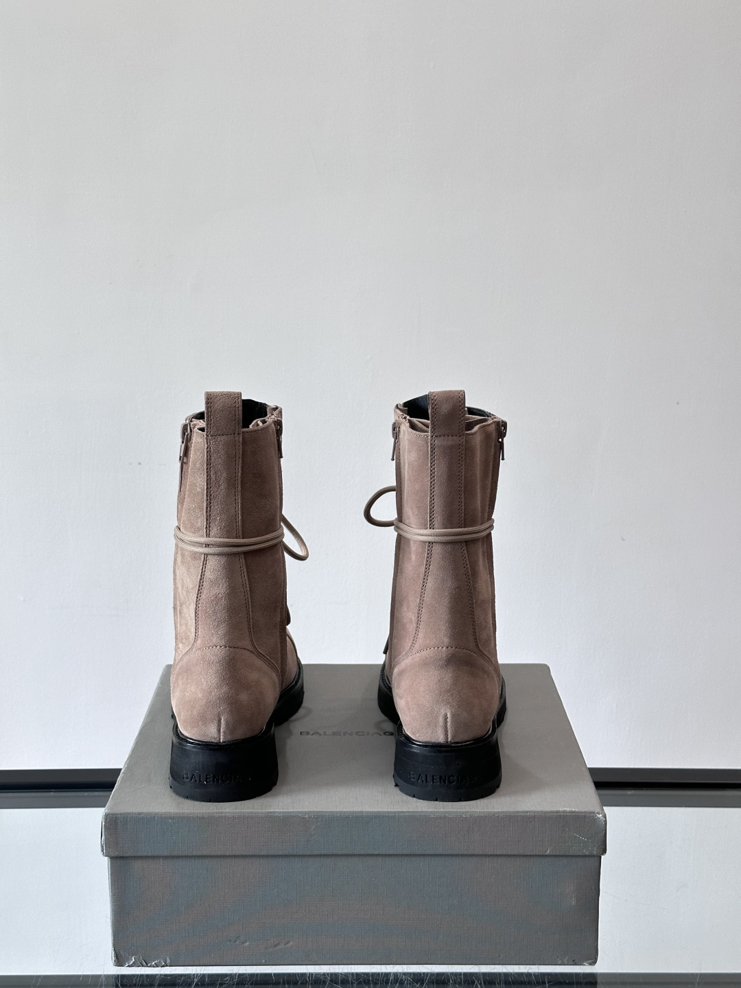 𝐁𝐀𝐋𝐄𝐍𝐂𝐈𝐀𝐆𝐀巴黎世家必备系列 情侣👫暗黑风格长靴👢时尚宠儿又添一员大将！一出场就气场全开！独特的