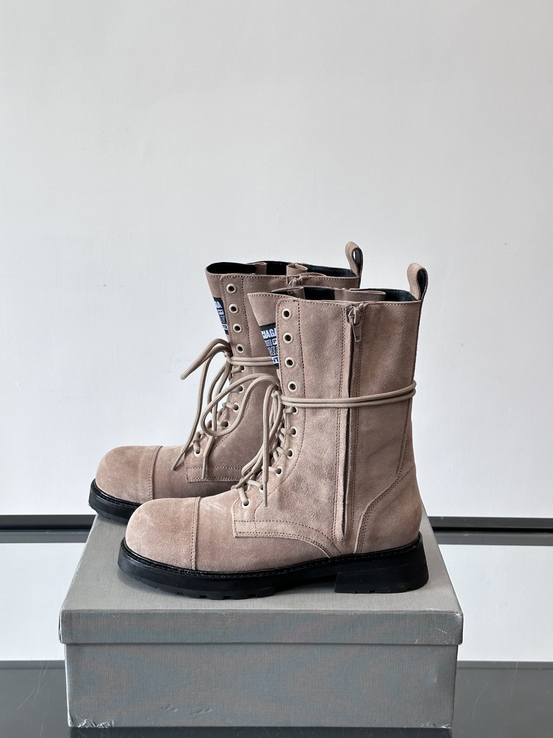 𝐁𝐀𝐋𝐄𝐍𝐂𝐈𝐀𝐆𝐀巴黎世家必备系列 情侣👫暗黑风格长靴👢时尚宠儿又添一员大将！一出场就气场全开！独特的