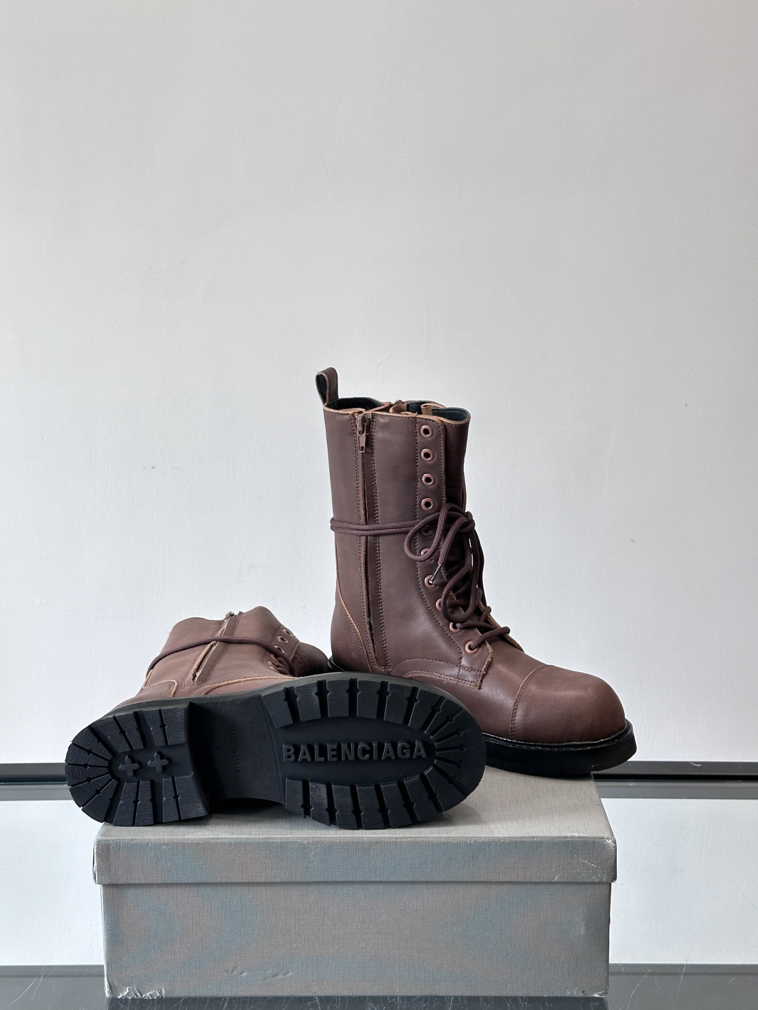 𝐁𝐀𝐋𝐄𝐍𝐂𝐈𝐀𝐆𝐀巴黎世家必备系列 情侣👫暗黑风格长靴👢时尚宠儿又添一员大将！一出场就气场全开！独特的