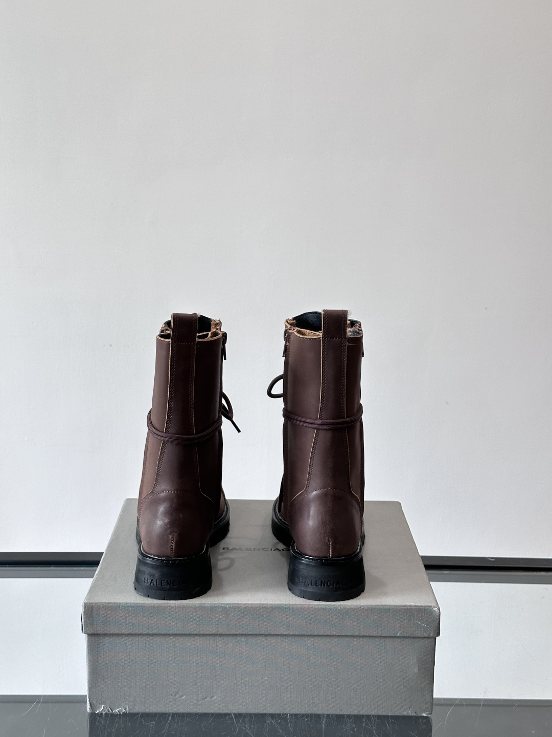 𝐁𝐀𝐋𝐄𝐍𝐂𝐈𝐀𝐆𝐀巴黎世家必备系列 情侣👫暗黑风格长靴👢时尚宠儿又添一员大将！一出场就气场全开！独特的