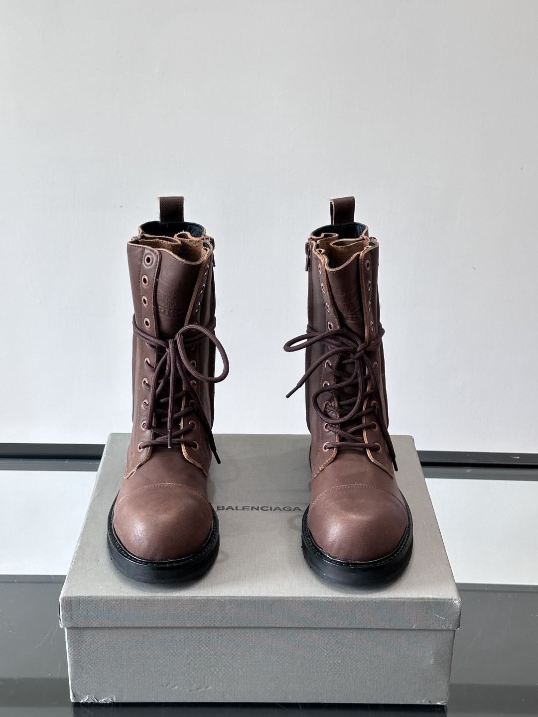 𝐁𝐀𝐋𝐄𝐍𝐂𝐈𝐀𝐆𝐀巴黎世家必备系列 情侣👫暗黑风格长靴👢时尚宠儿又添一员大将！一出场就气场全开！独特的