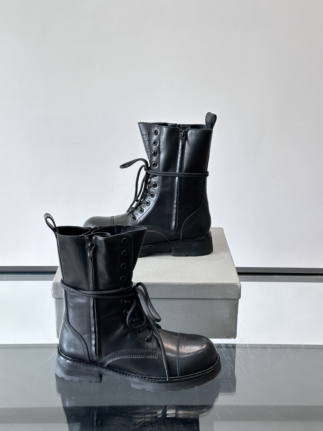 𝐁𝐀𝐋𝐄𝐍𝐂𝐈𝐀𝐆𝐀巴黎世家必备系列 情侣👫暗黑风格长靴👢时尚宠儿又添一员大将！一出场就气场全开！独特的