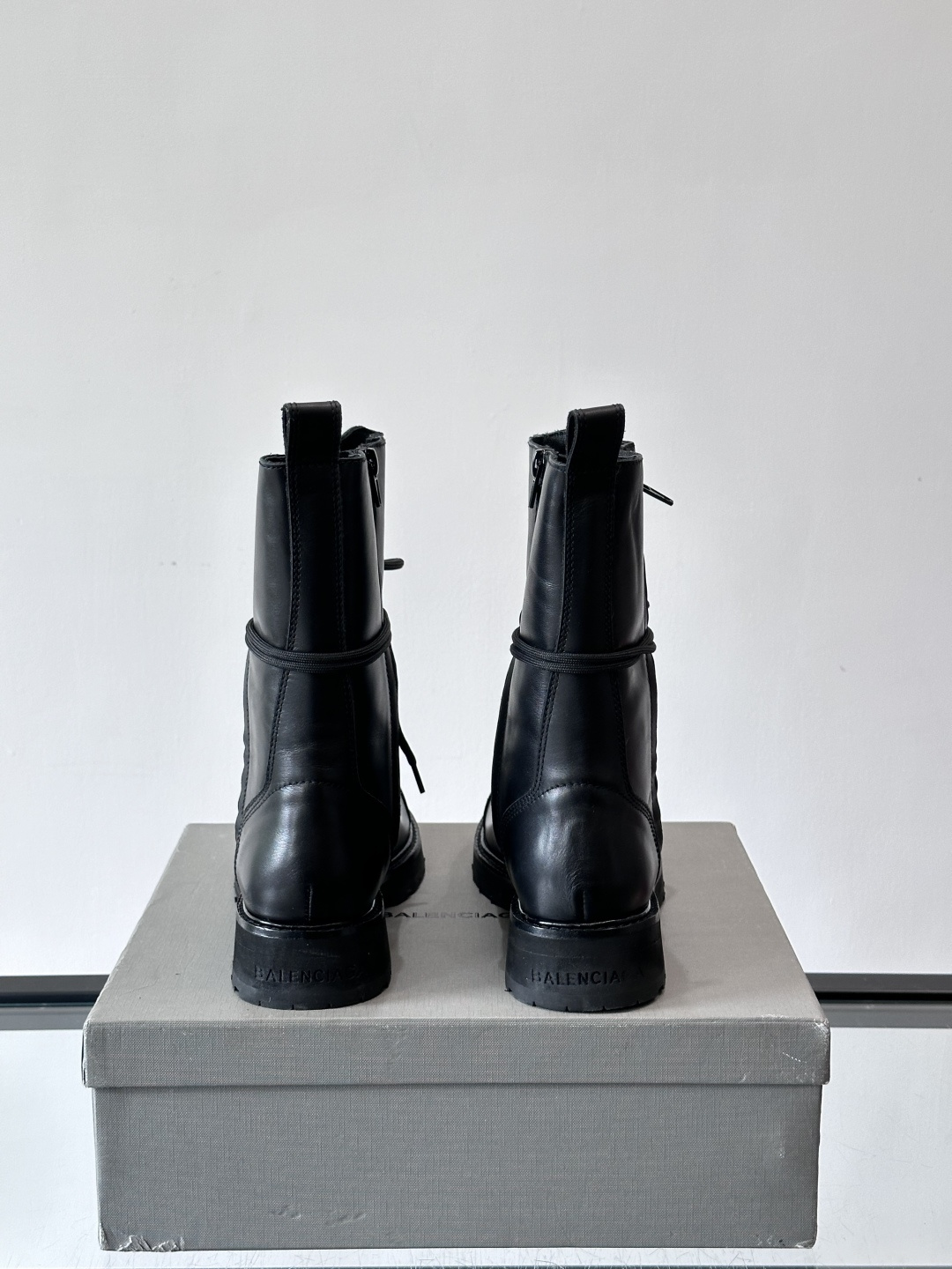 𝐁𝐀𝐋𝐄𝐍𝐂𝐈𝐀𝐆𝐀巴黎世家必备系列 情侣👫暗黑风格长靴👢时尚宠儿又添一员大将！一出场就气场全开！独特的