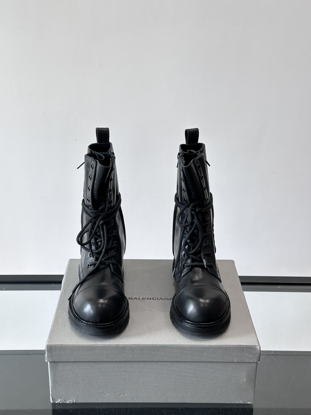 𝐁𝐀𝐋𝐄𝐍𝐂𝐈𝐀𝐆𝐀巴黎世家必备系列 情侣👫暗黑风格长靴👢时尚宠儿又添一员大将！一出场就气场全开！独特的