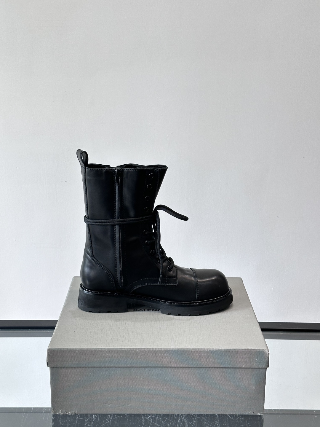 𝐁𝐀𝐋𝐄𝐍𝐂𝐈𝐀𝐆𝐀巴黎世家必备系列 情侣👫暗黑风格长靴👢时尚宠儿又添一员大将！一出场就气场全开！独特的