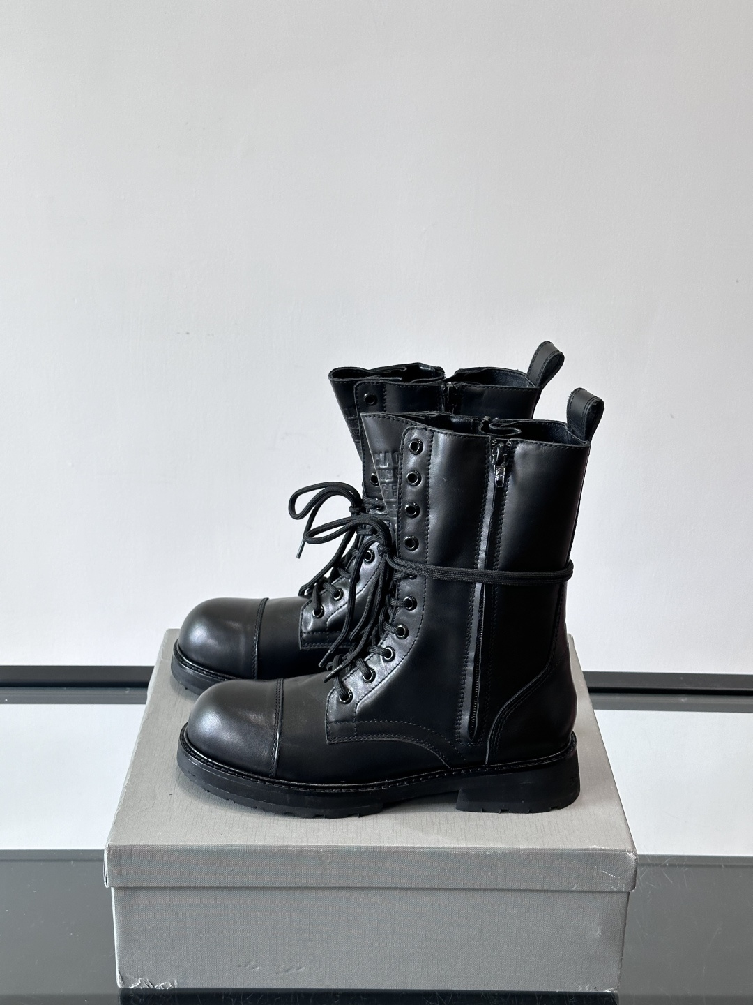 𝐁𝐀𝐋𝐄𝐍𝐂𝐈𝐀𝐆𝐀巴黎世家必备系列 情侣👫暗黑风格长靴👢时尚宠儿又添一员大将！一出场就气场全开！独特的