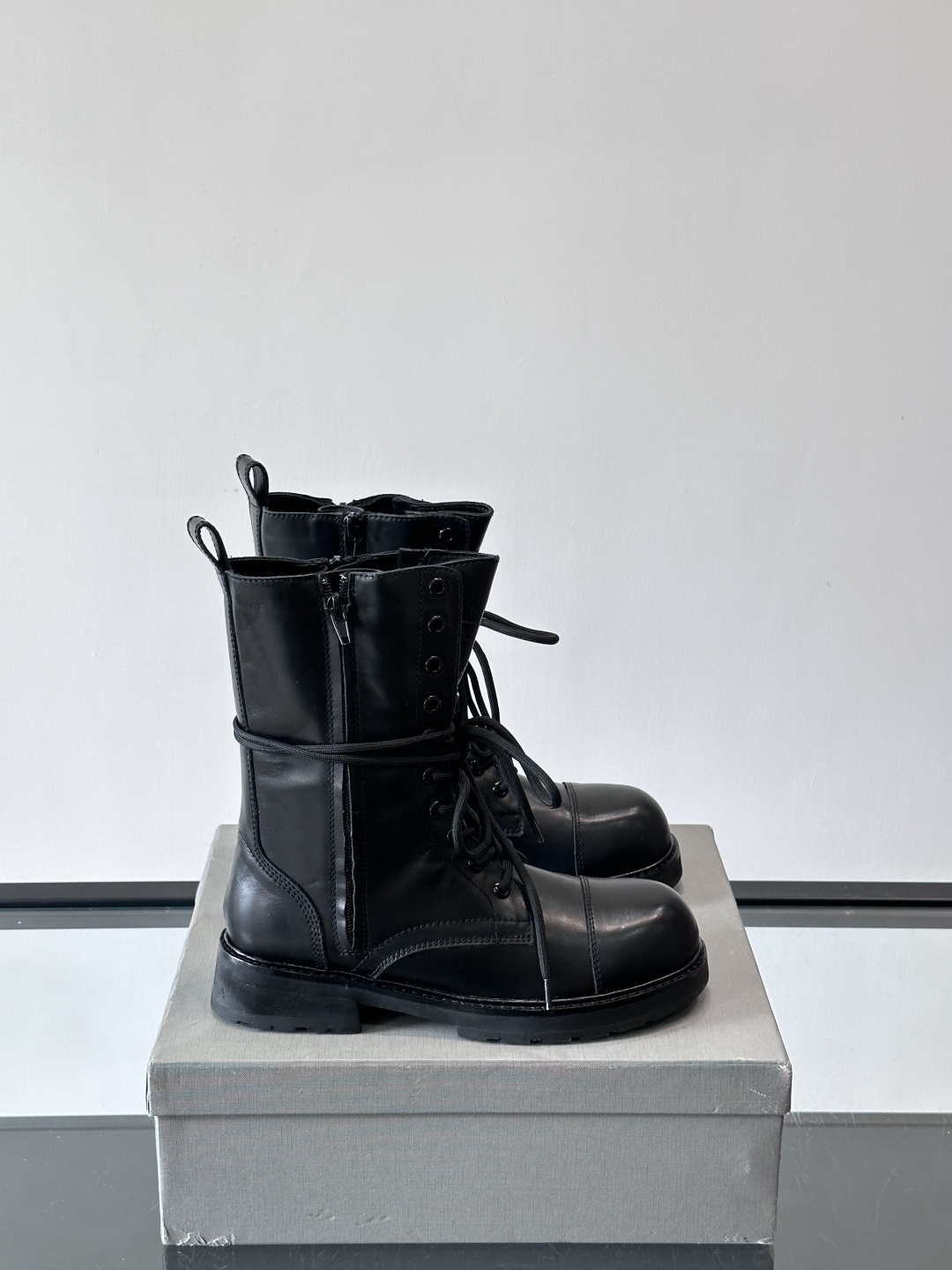 NO:621453,Balenciaga’s must-have series adds a new member to the fashion favorites of couples’ dark-style boots!  As soon as you appear on the stage, your aura is in full swing!  The unique folding design, paired with a personalized metal buckle, breaks the rules and shows an unruly attitude every step of the way. The leather texture is high-end, the luster is restrained and luxurious, and the details are full of ingenuity!  Whether paired with a street-style loose T-shirt or smart overalls, it can instantly enhance the fashion of the overall look!  Become the center of attention!  Wear it and you will be the leader of urban trends, blooming your unique dark charm in the crowd!  Exclusive to Black Swan, first on sale!  Research and develop quality with care!  From mold opening to original leather!  All one to one!  The imported leather is a bit expensive, but the texture is deep and I love it!  The most trivial thing is the choice of hardware. It seems simple, but none of the products on the market match the original version!  Finally open the mold for private customization!  Really made with care!  !  Material: cowhide lining, cowhide lining, outsole, rubber outsole, size 36-44 (customized at 35.45),,balenciaga,boots,tees,t-shirt,cowhide19860909巴黎世家必备系列 情侣暗黑风格长靴时尚宠儿又添一员大将！一出场就气场全开！ 独特的翻折设计,搭配搭配个性金属扣带,打破常规,每一步都走出不羁态度.皮革质感高级,光泽内敛又奢华,细节之处尽显匠心！ 无论是搭配街头风的宽松T恤,还是干练的工装裤,它都能瞬间提升整体造型的时尚度！成为吸睛的焦点！ 穿上它,你就是都市潮流的引领者,在人群中绽放独属于你的暗黑魅力！ 黑天鹅家专属独家最先发售！用心研发品质！从开模到皮质原版！全部一比一！进口皮料,略贵但是做出来的质感深的我心！最细枝末节的就是五金的选择,看似简单,但是市面上都不符合原版！最后开模私人订制！真真的用心制作！！材质牛皮内里牛里大底橡胶大底 size36-44（35.45定做）,,balenciaga,boots,tees，t-shirt,cowhide,Men's shoes