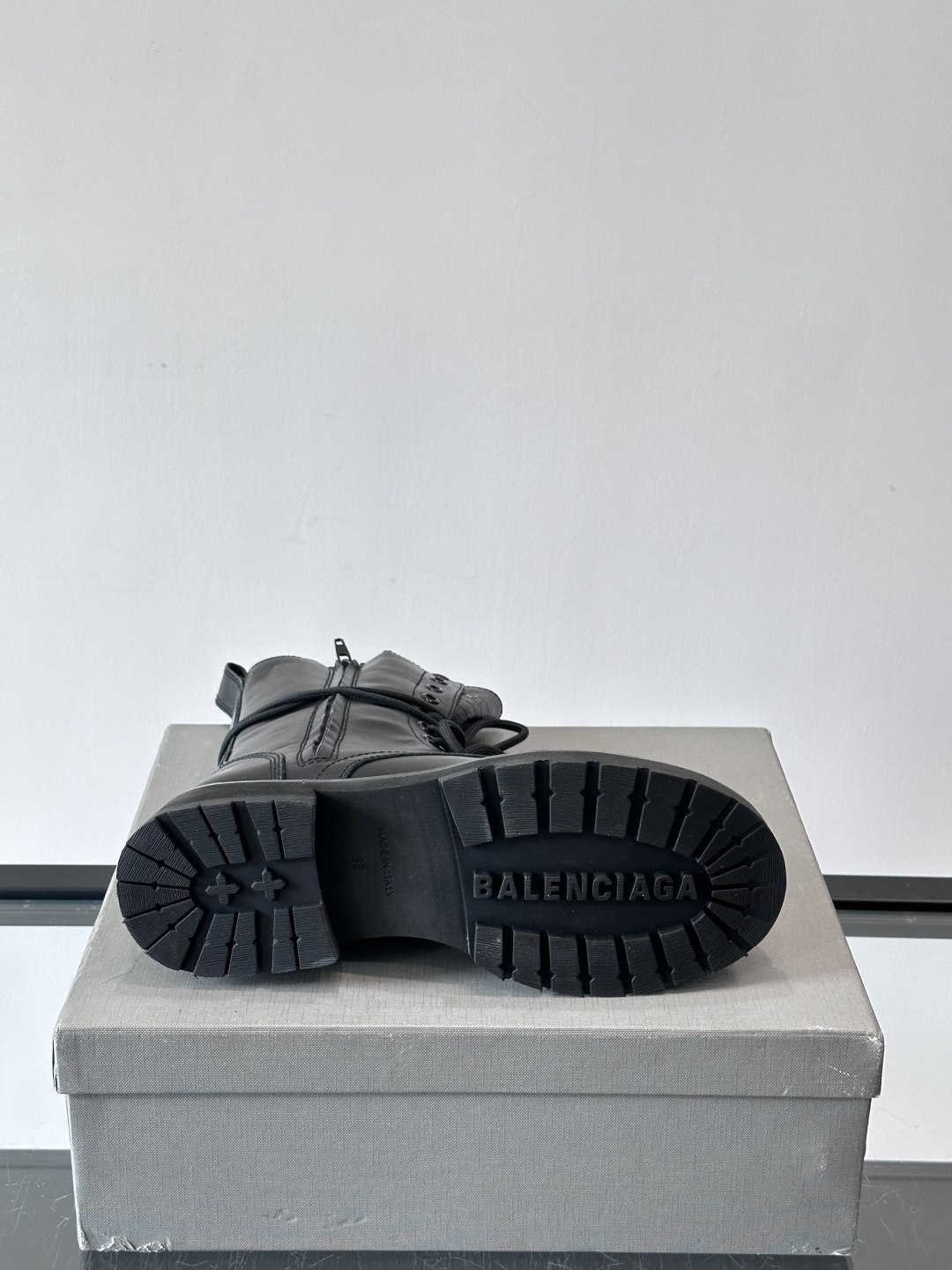 𝐁𝐀𝐋𝐄𝐍𝐂𝐈𝐀𝐆𝐀巴黎世家必备系列 情侣👫暗黑风格长靴👢时尚宠儿又添一员大将！一出场就气场全开！独特的