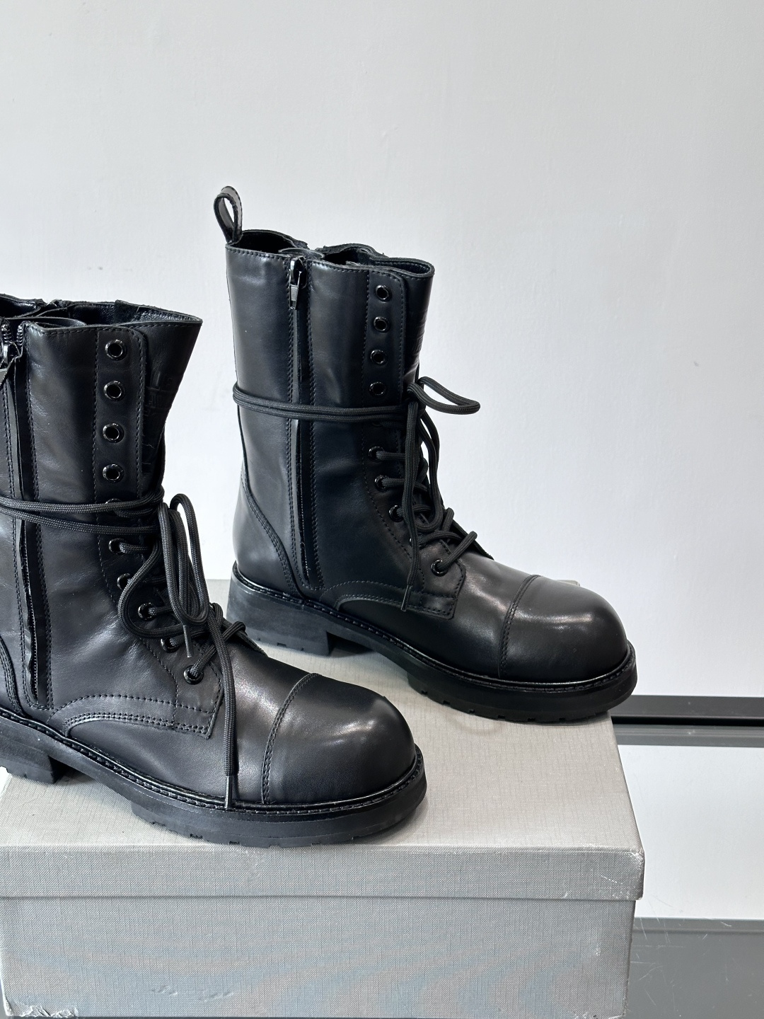 𝐁𝐀𝐋𝐄𝐍𝐂𝐈𝐀𝐆𝐀巴黎世家必备系列 情侣👫暗黑风格长靴👢时尚宠儿又添一员大将！一出场就气场全开！独特的