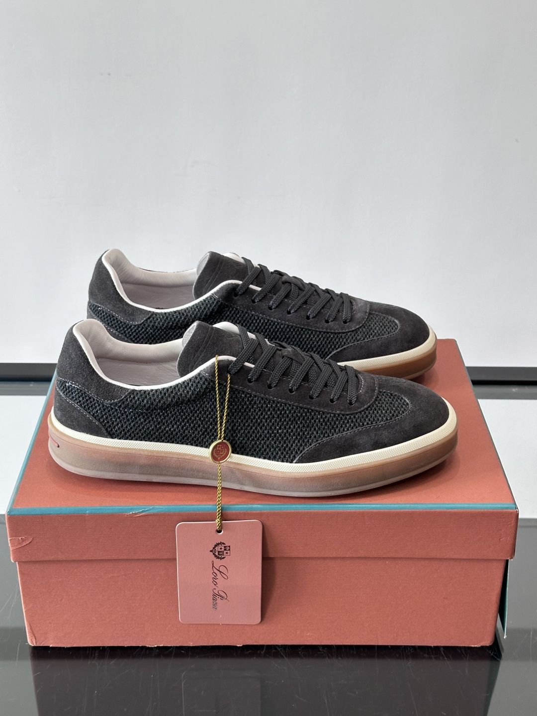 LoroPiana/诺悠翩雅 WeekendWalk男士新款运动鞋，采用轻盈防皱的纤维面料，鞋面绒面革嵌