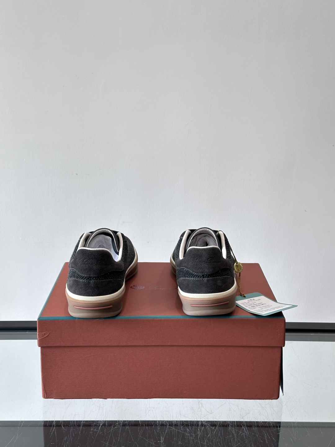 LoroPiana/诺悠翩雅 WeekendWalk男士新款运动鞋，采用轻盈防皱的纤维面料，鞋面绒面革嵌