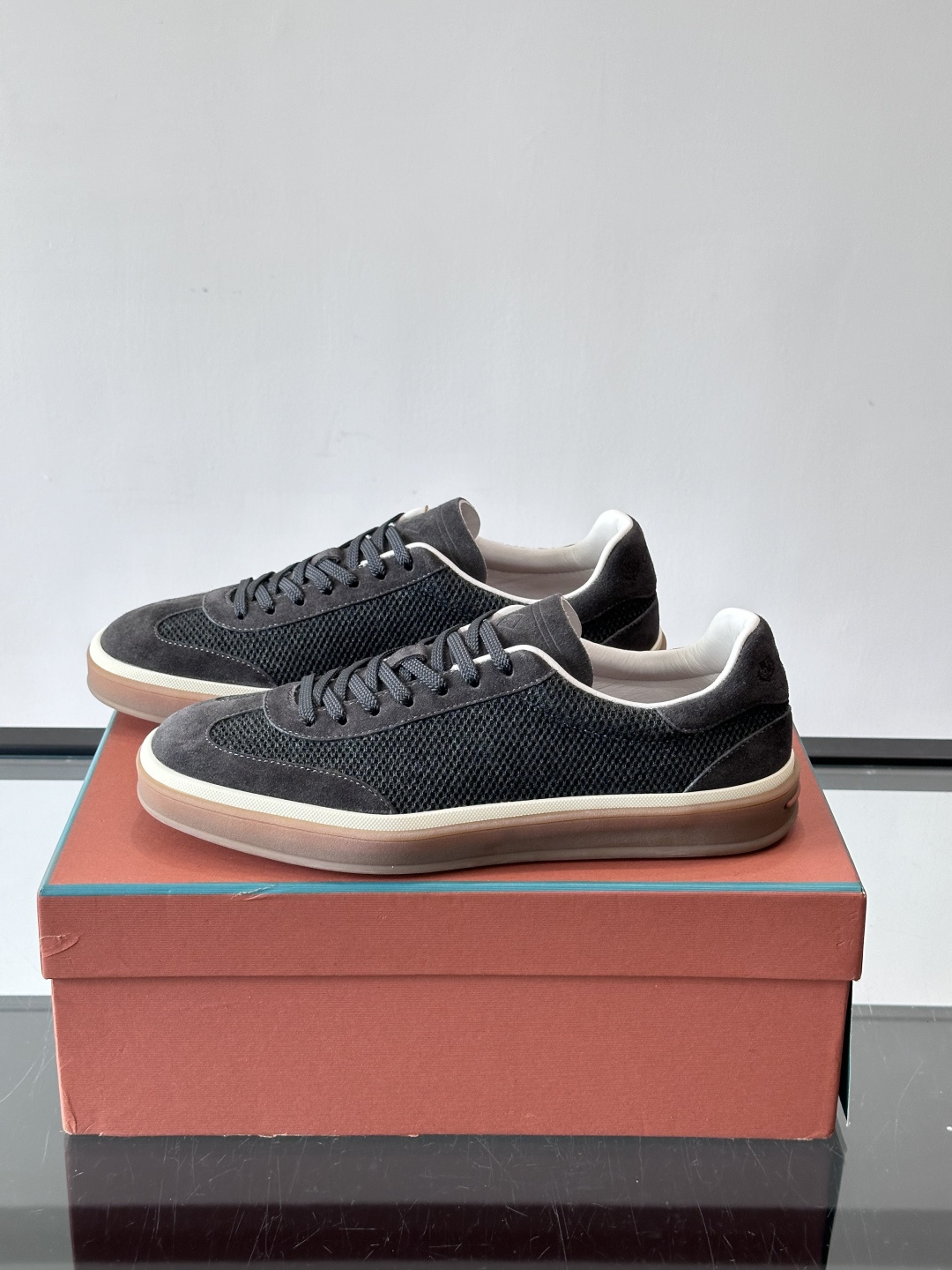 LoroPiana/诺悠翩雅 WeekendWalk男士新款运动鞋，采用轻盈防皱的纤维面料，鞋面绒面革嵌