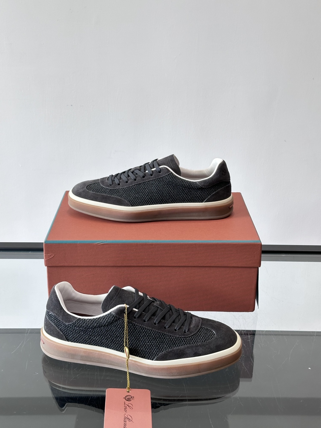 LoroPiana/诺悠翩雅 WeekendWalk男士新款运动鞋，采用轻盈防皱的纤维面料，鞋面绒面革嵌