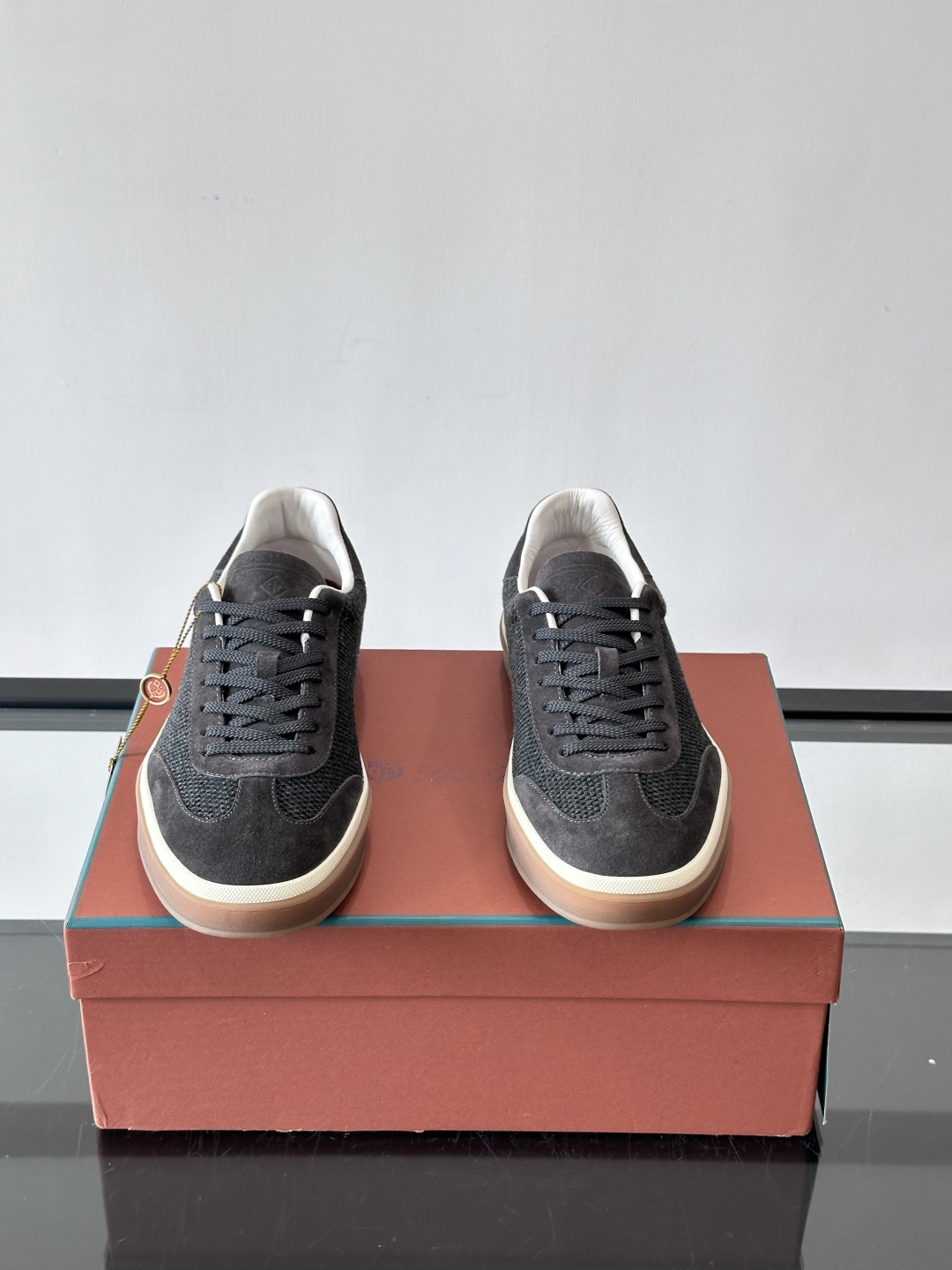 LoroPiana/诺悠翩雅 WeekendWalk男士新款运动鞋，采用轻盈防皱的纤维面料，鞋面绒面革嵌