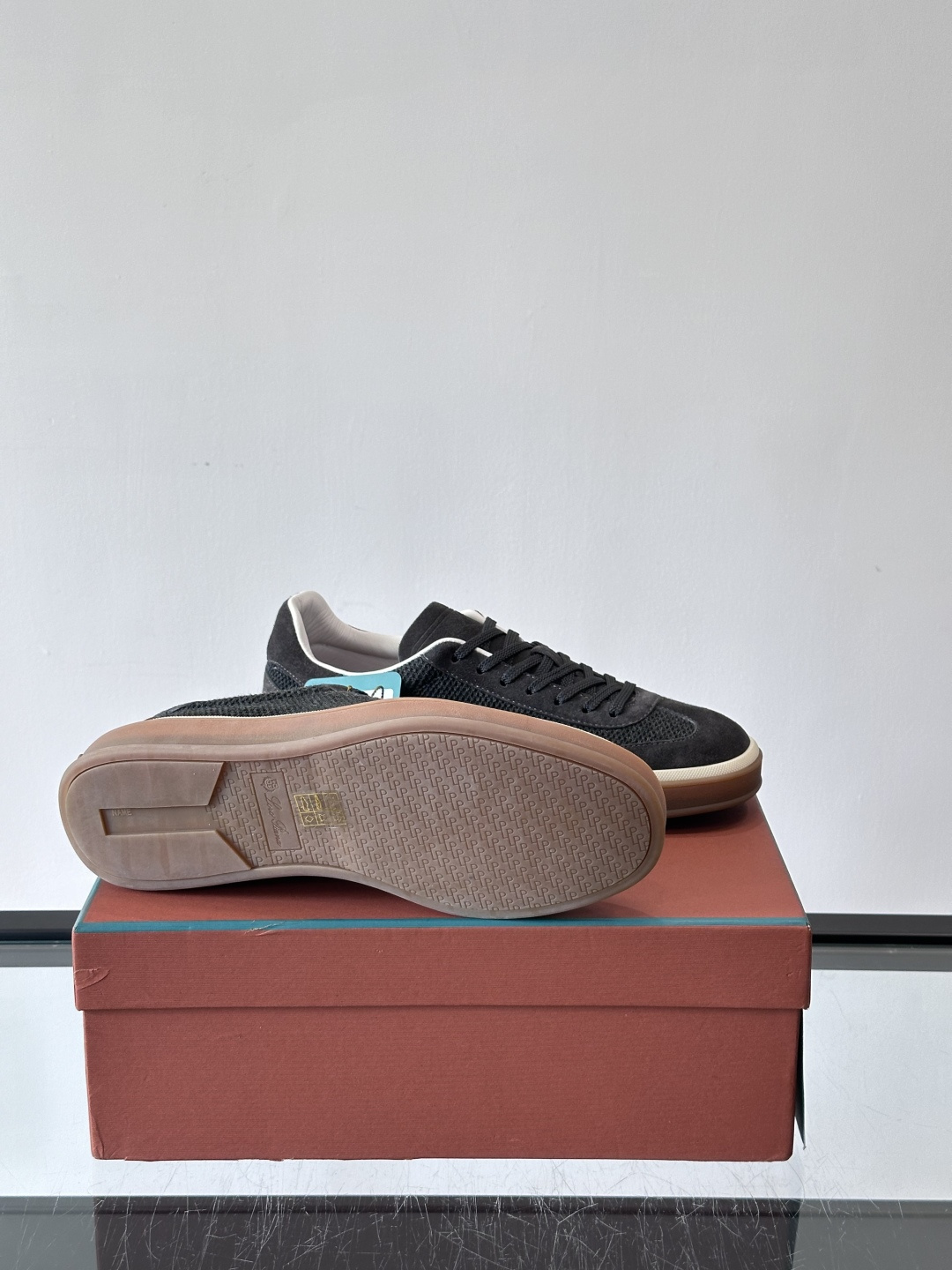 LoroPiana/诺悠翩雅 WeekendWalk男士新款运动鞋，采用轻盈防皱的纤维面料，鞋面绒面革嵌