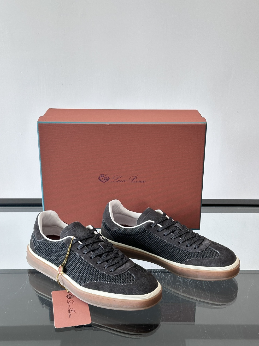 LoroPiana/诺悠翩雅 WeekendWalk男士新款运动鞋，采用轻盈防皱的纤维面料，鞋面绒面革嵌