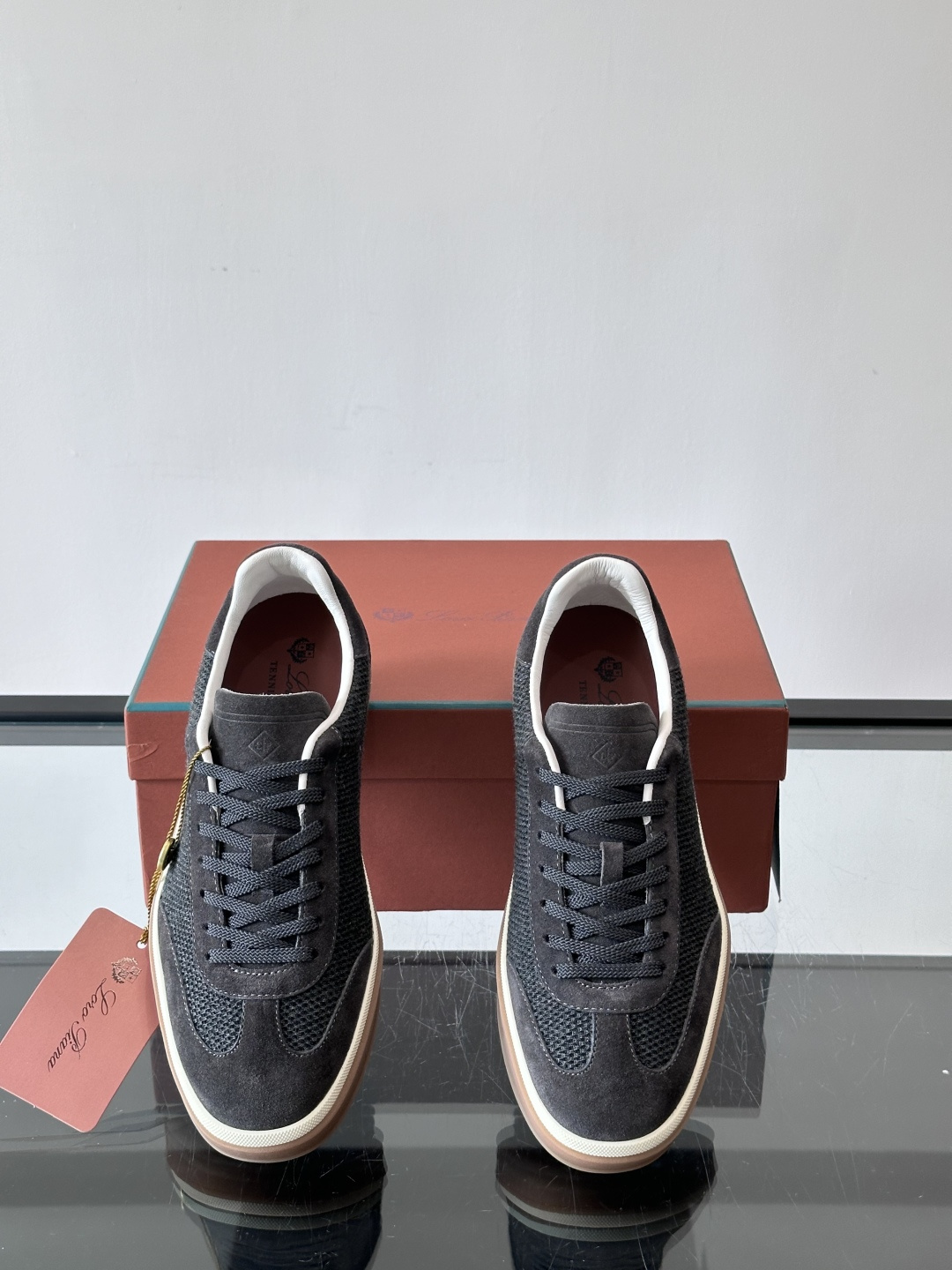 LoroPiana/诺悠翩雅 WeekendWalk男士新款运动鞋，采用轻盈防皱的纤维面料，鞋面绒面革嵌