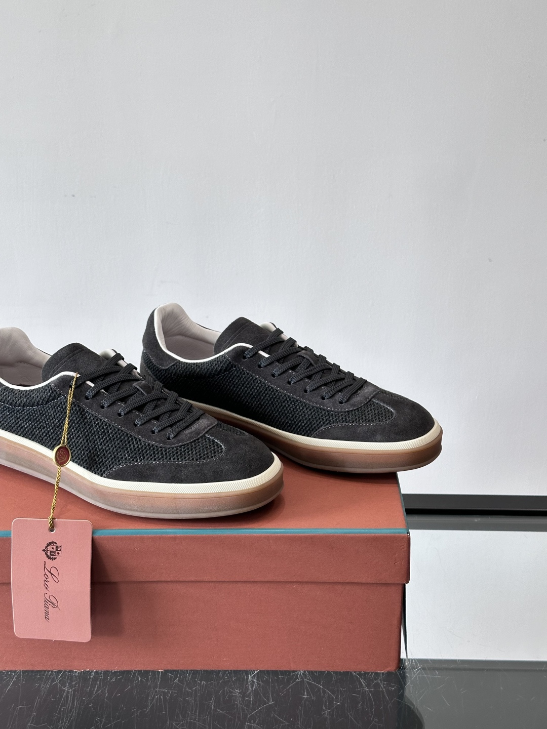 LoroPiana/诺悠翩雅 WeekendWalk男士新款运动鞋，采用轻盈防皱的纤维面料，鞋面绒面革嵌