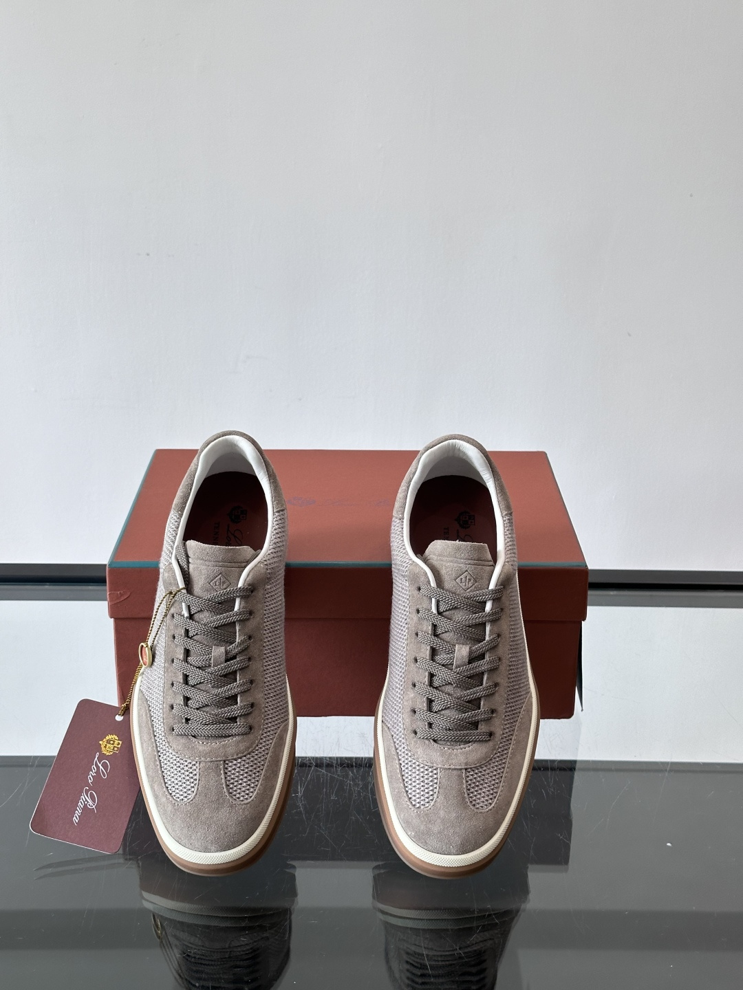 LoroPiana/诺悠翩雅 WeekendWalk男士新款运动鞋，采用轻盈防皱的纤维面料，鞋面绒面革嵌