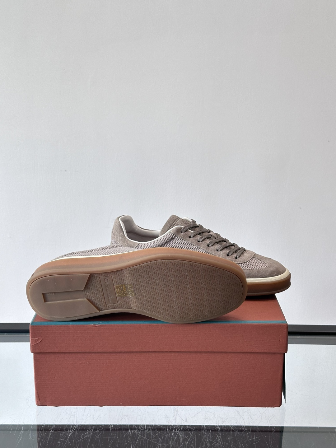 LoroPiana/诺悠翩雅 WeekendWalk男士新款运动鞋，采用轻盈防皱的纤维面料，鞋面绒面革嵌