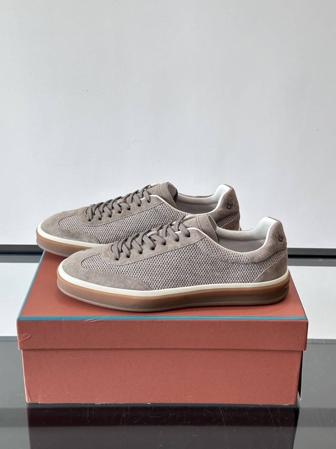 LoroPiana/诺悠翩雅 WeekendWalk男士新款运动鞋，采用轻盈防皱的纤维面料，鞋面绒面革嵌