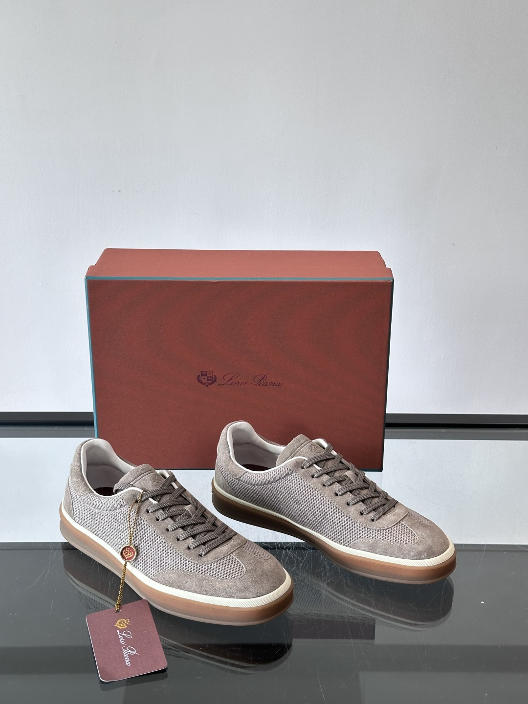 LoroPiana/诺悠翩雅 WeekendWalk男士新款运动鞋，采用轻盈防皱的纤维面料，鞋面绒面革嵌