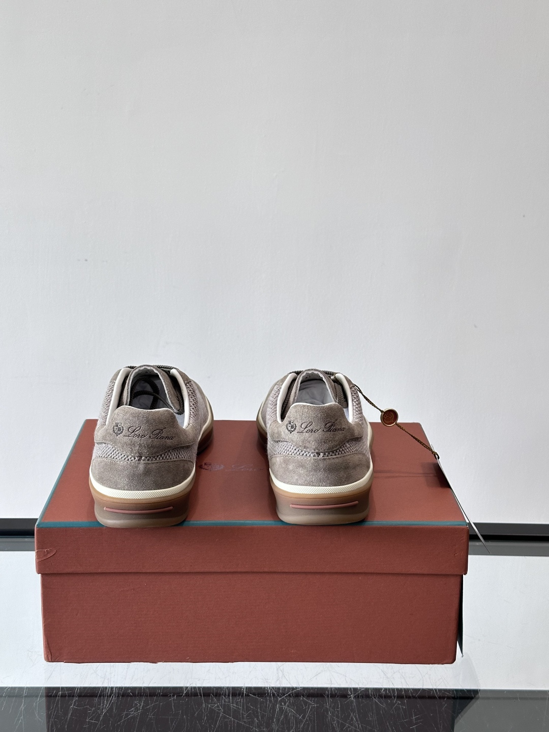 LoroPiana/诺悠翩雅 WeekendWalk男士新款运动鞋，采用轻盈防皱的纤维面料，鞋面绒面革嵌