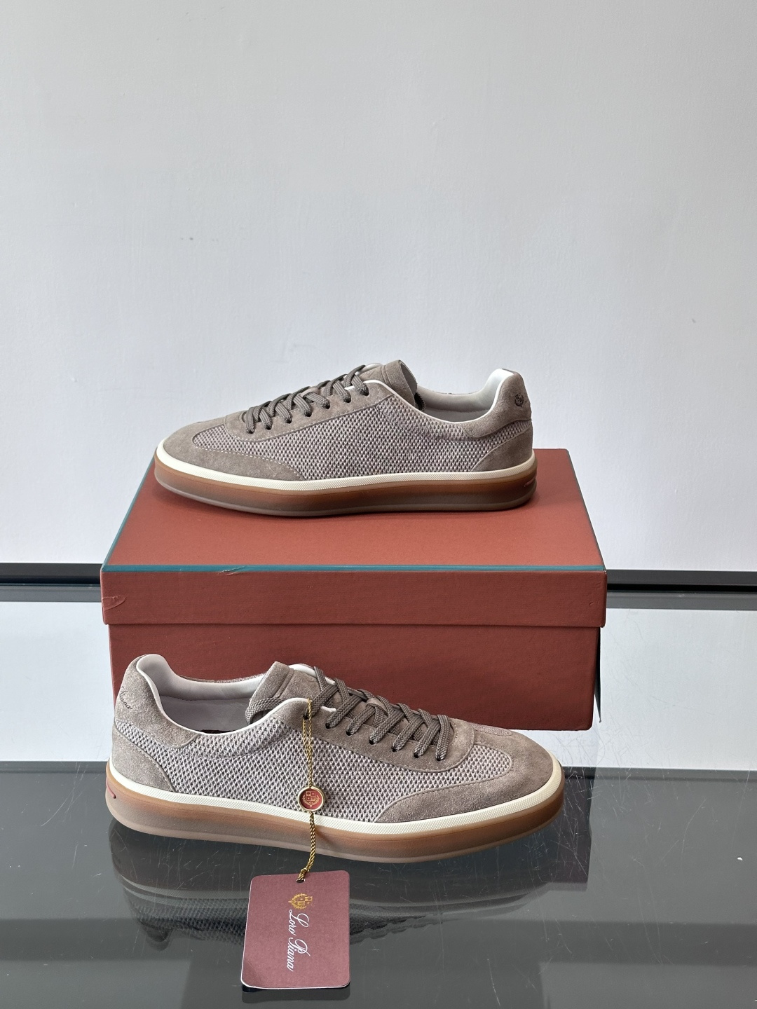 LoroPiana/诺悠翩雅 WeekendWalk男士新款运动鞋，采用轻盈防皱的纤维面料，鞋面绒面革嵌