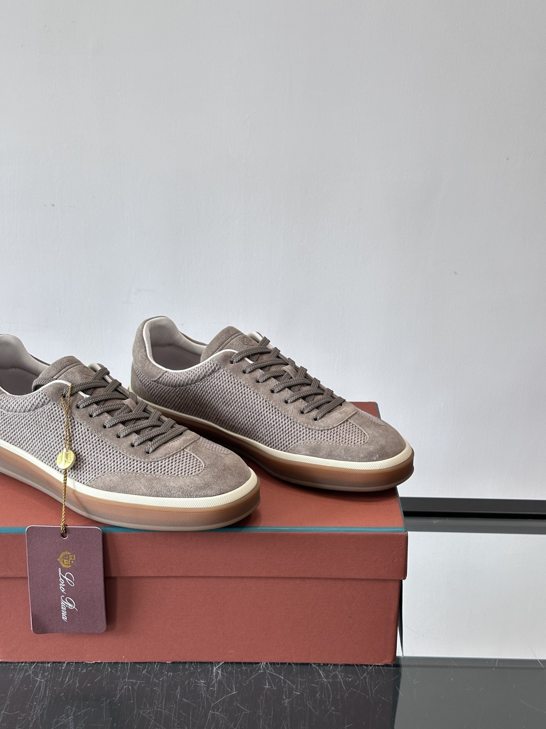 LoroPiana/诺悠翩雅 WeekendWalk男士新款运动鞋，采用轻盈防皱的纤维面料，鞋面绒面革嵌