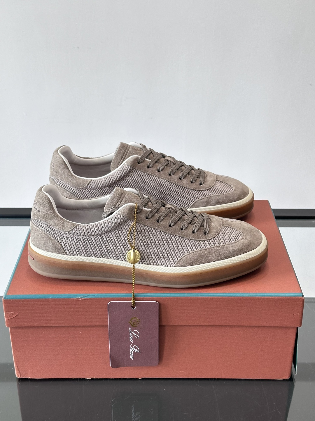 LoroPiana/诺悠翩雅 WeekendWalk男士新款运动鞋，采用轻盈防皱的纤维面料，鞋面绒面革嵌