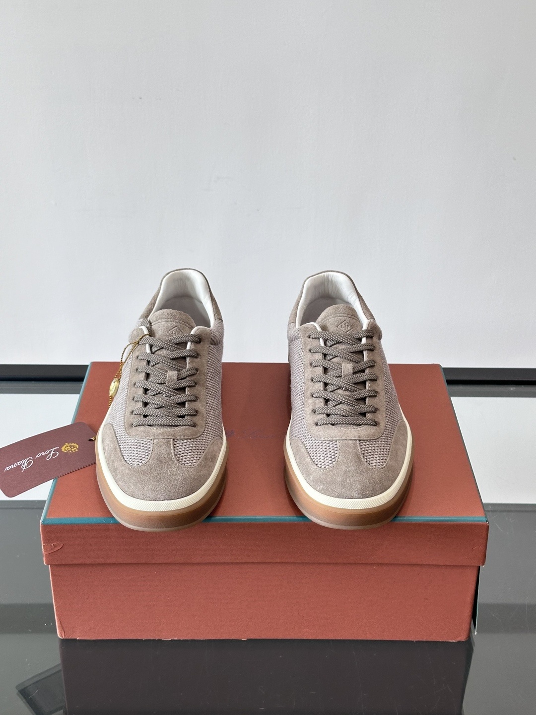 LoroPiana/诺悠翩雅 WeekendWalk男士新款运动鞋，采用轻盈防皱的纤维面料，鞋面绒面革嵌