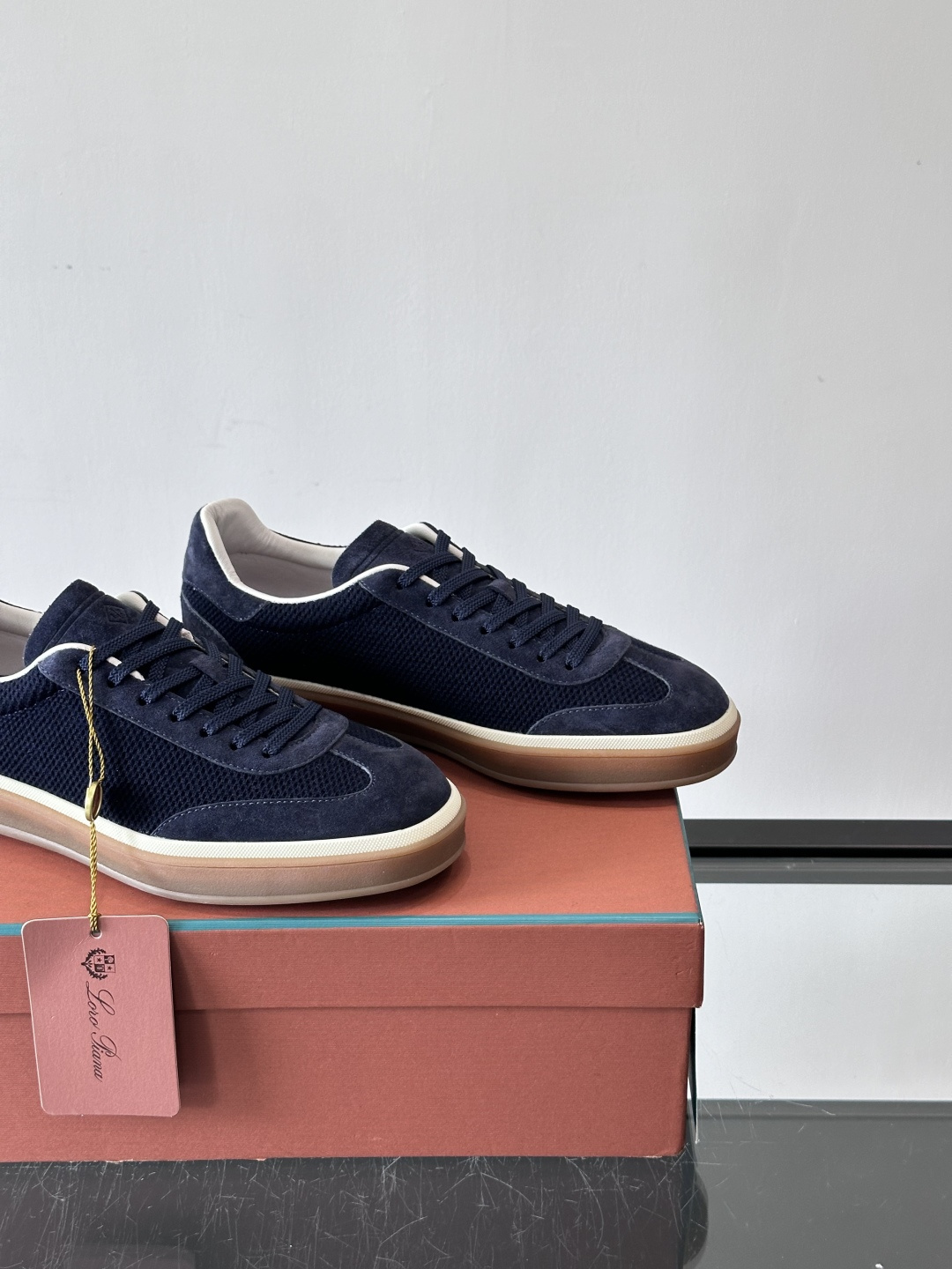 LoroPiana/诺悠翩雅 WeekendWalk男士新款运动鞋，采用轻盈防皱的纤维面料，鞋面绒面革嵌