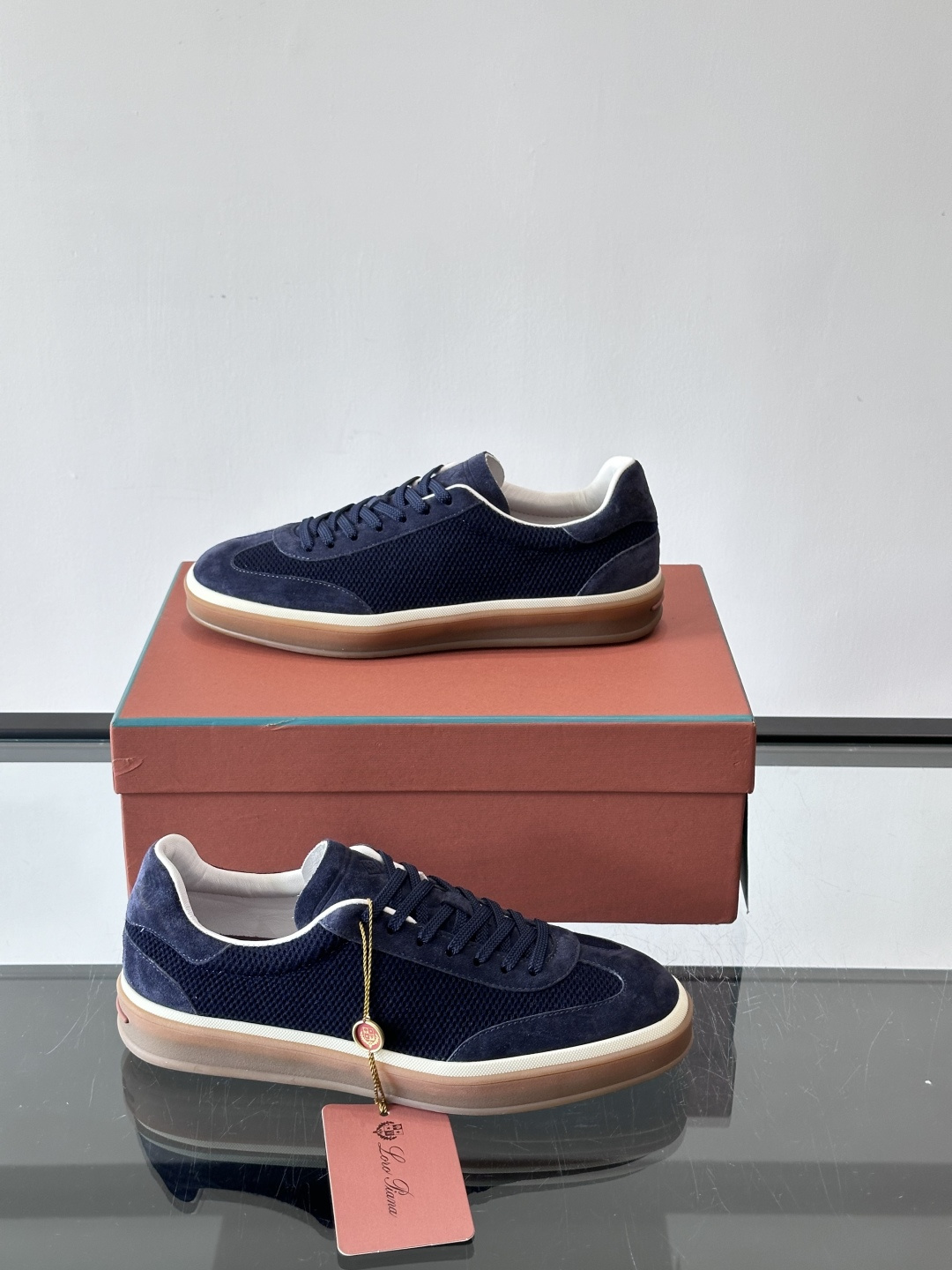 LoroPiana/诺悠翩雅 WeekendWalk男士新款运动鞋，采用轻盈防皱的纤维面料，鞋面绒面革嵌