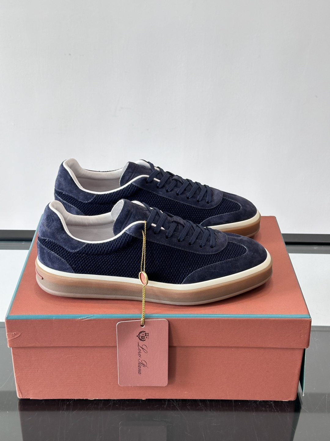 LoroPiana/诺悠翩雅 WeekendWalk男士新款运动鞋，采用轻盈防皱的纤维面料，鞋面绒面革嵌