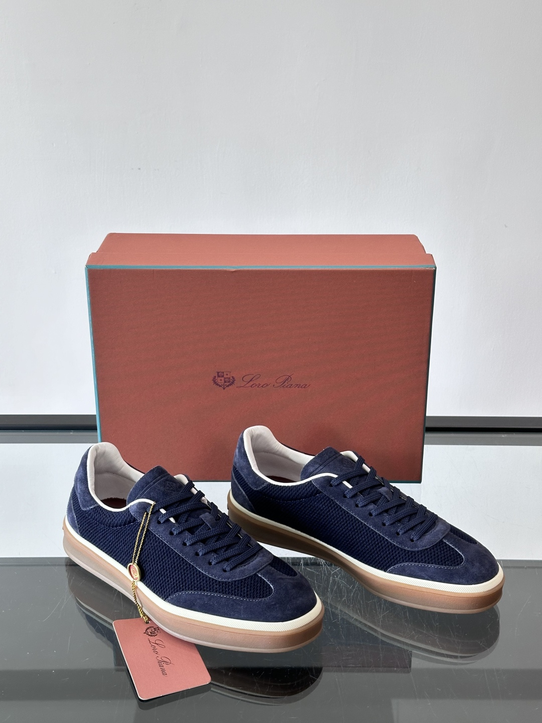 LoroPiana/诺悠翩雅 WeekendWalk男士新款运动鞋，采用轻盈防皱的纤维面料，鞋面绒面革嵌