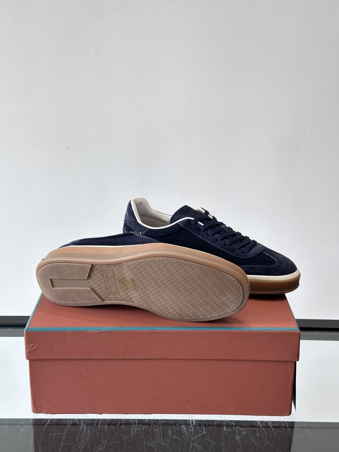 LoroPiana/诺悠翩雅 WeekendWalk男士新款运动鞋，采用轻盈防皱的纤维面料，鞋面绒面革嵌