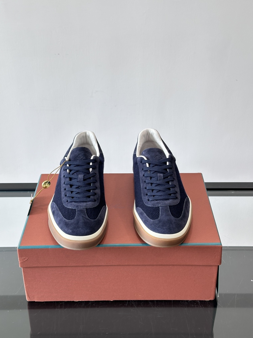 LoroPiana/诺悠翩雅 WeekendWalk男士新款运动鞋，采用轻盈防皱的纤维面料，鞋面绒面革嵌