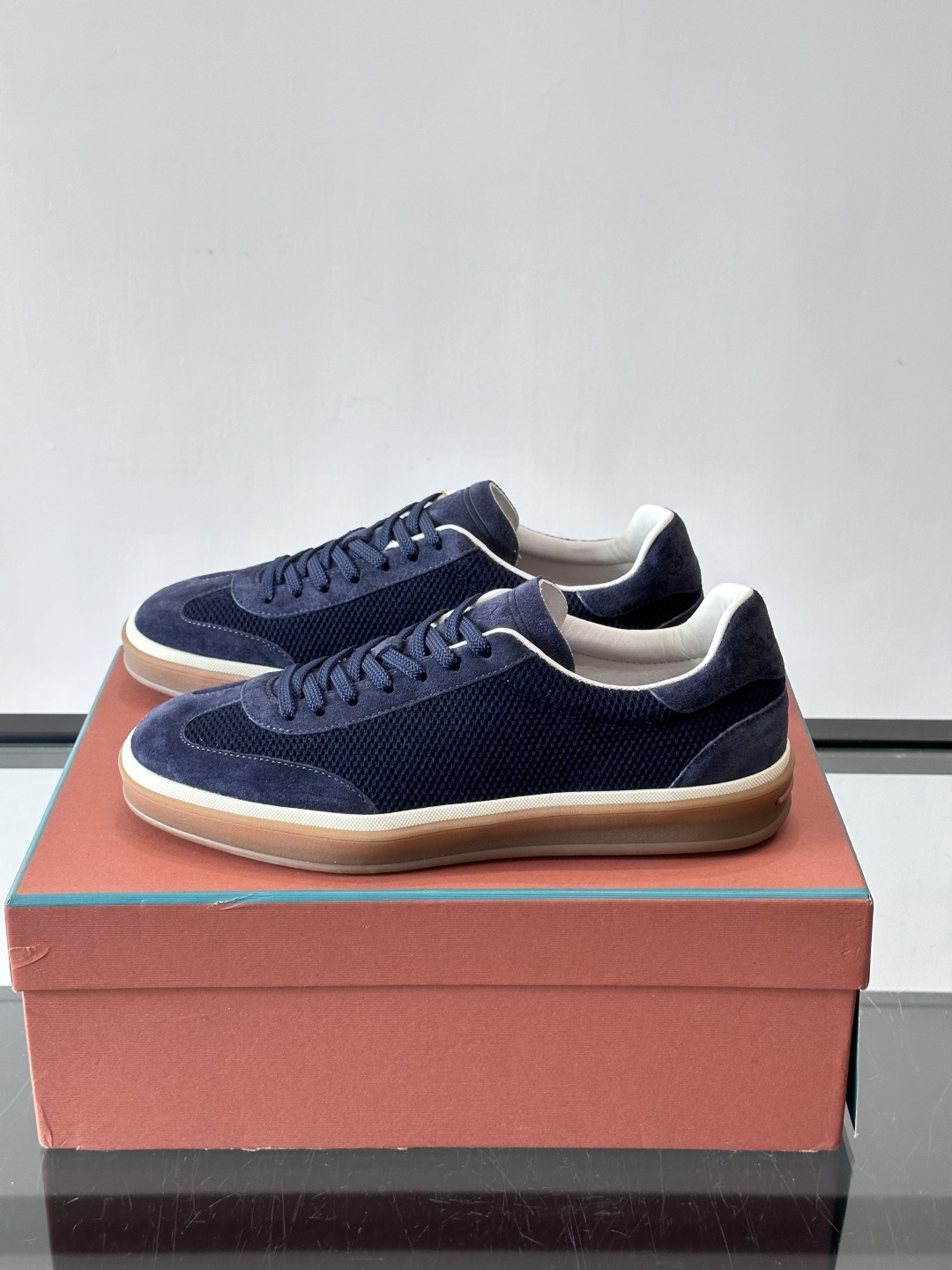 LoroPiana/诺悠翩雅 WeekendWalk男士新款运动鞋，采用轻盈防皱的纤维面料，鞋面绒面革嵌