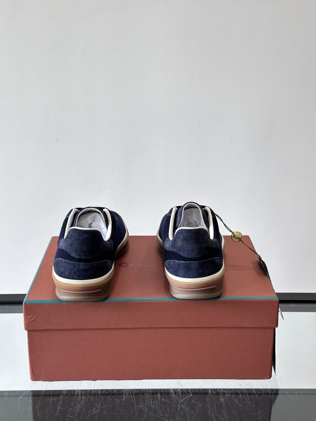 LoroPiana/诺悠翩雅 WeekendWalk男士新款运动鞋，采用轻盈防皱的纤维面料，鞋面绒面革嵌