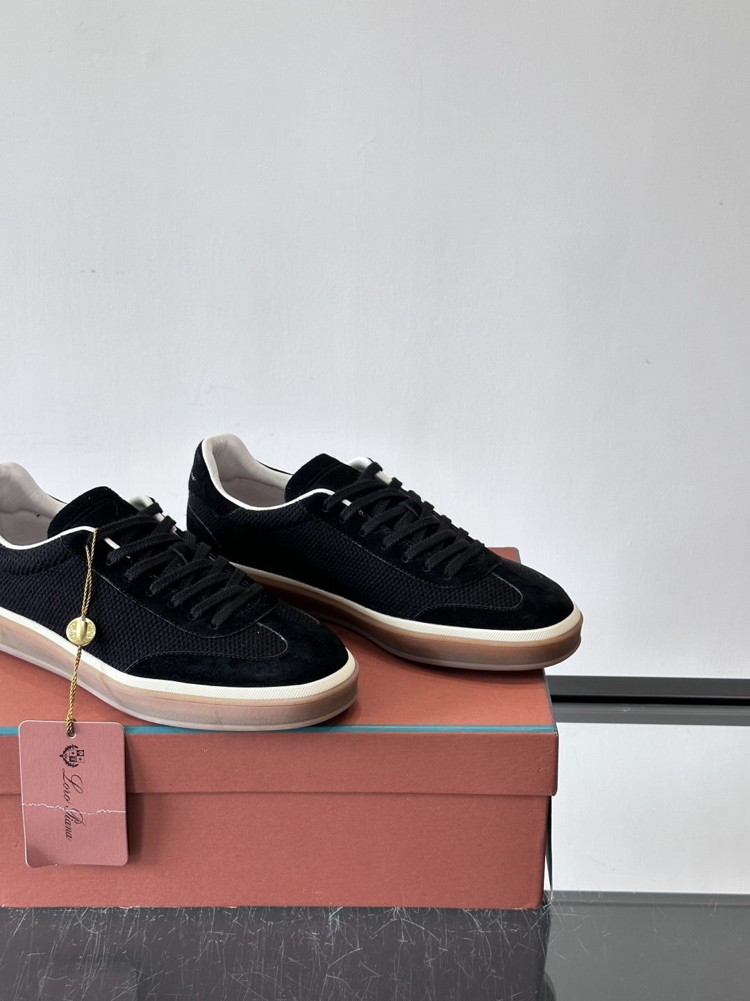 LoroPiana/诺悠翩雅 WeekendWalk男士新款运动鞋，采用轻盈防皱的纤维面料，鞋面绒面革嵌