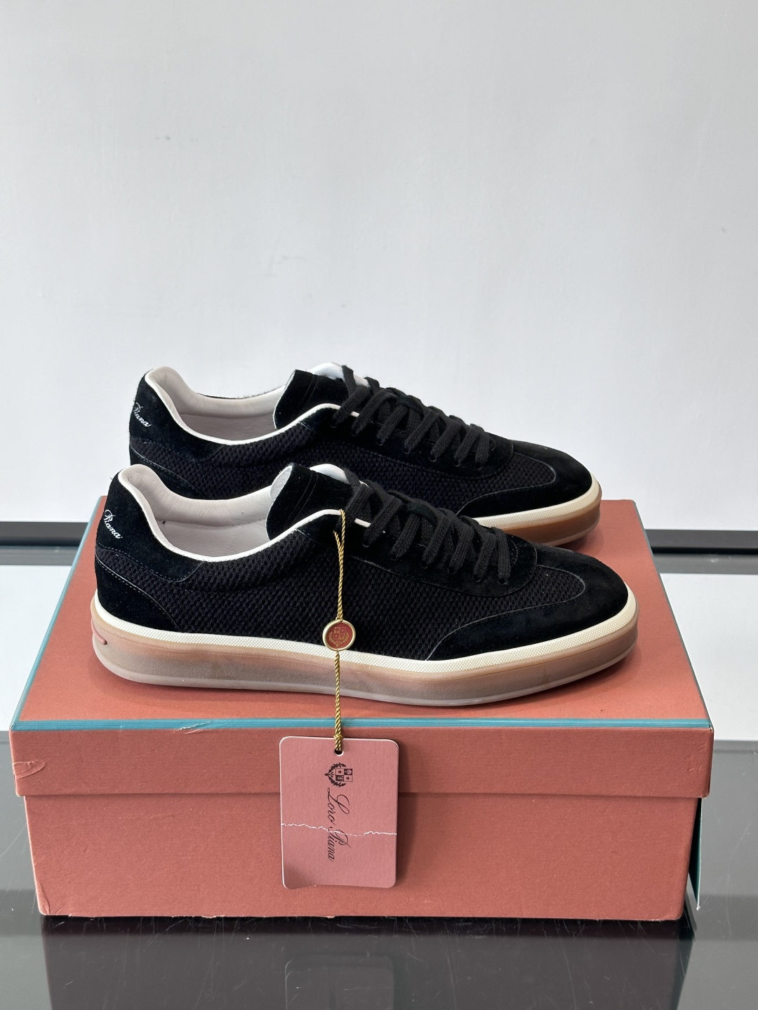 LoroPiana/诺悠翩雅 WeekendWalk男士新款运动鞋，采用轻盈防皱的纤维面料，鞋面绒面革嵌