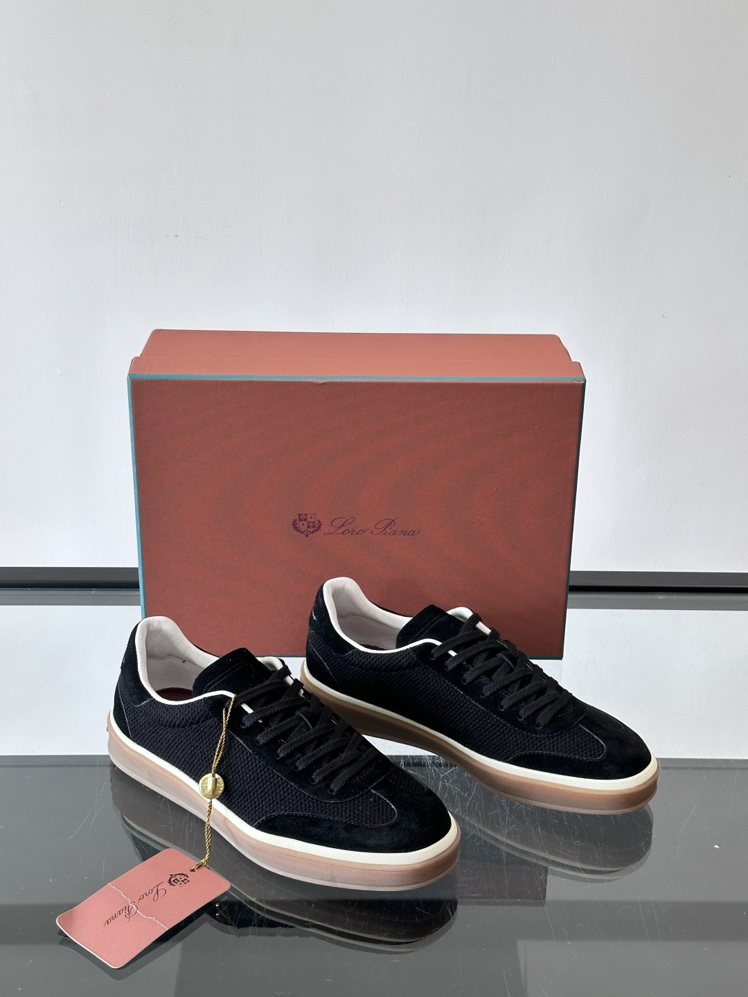 LoroPiana/诺悠翩雅 WeekendWalk男士新款运动鞋，采用轻盈防皱的纤维面料，鞋面绒面革嵌