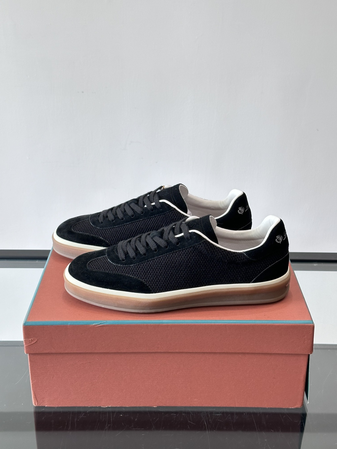 LoroPiana/诺悠翩雅 WeekendWalk男士新款运动鞋，采用轻盈防皱的纤维面料，鞋面绒面革嵌