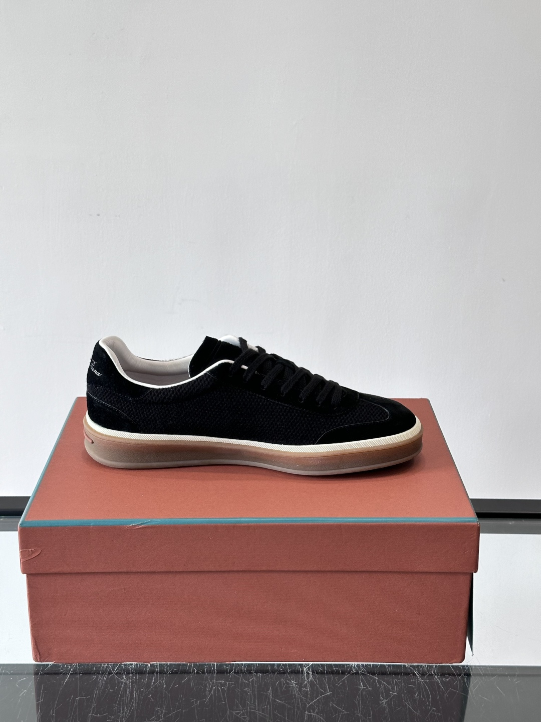 LoroPiana/诺悠翩雅 WeekendWalk男士新款运动鞋，采用轻盈防皱的纤维面料，鞋面绒面革嵌