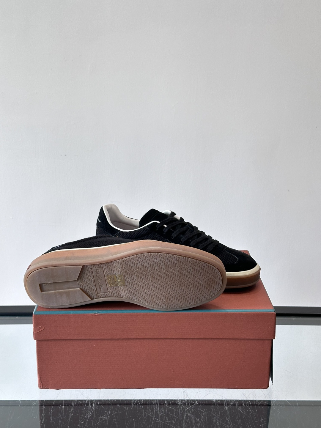 LoroPiana/诺悠翩雅 WeekendWalk男士新款运动鞋，采用轻盈防皱的纤维面料，鞋面绒面革嵌