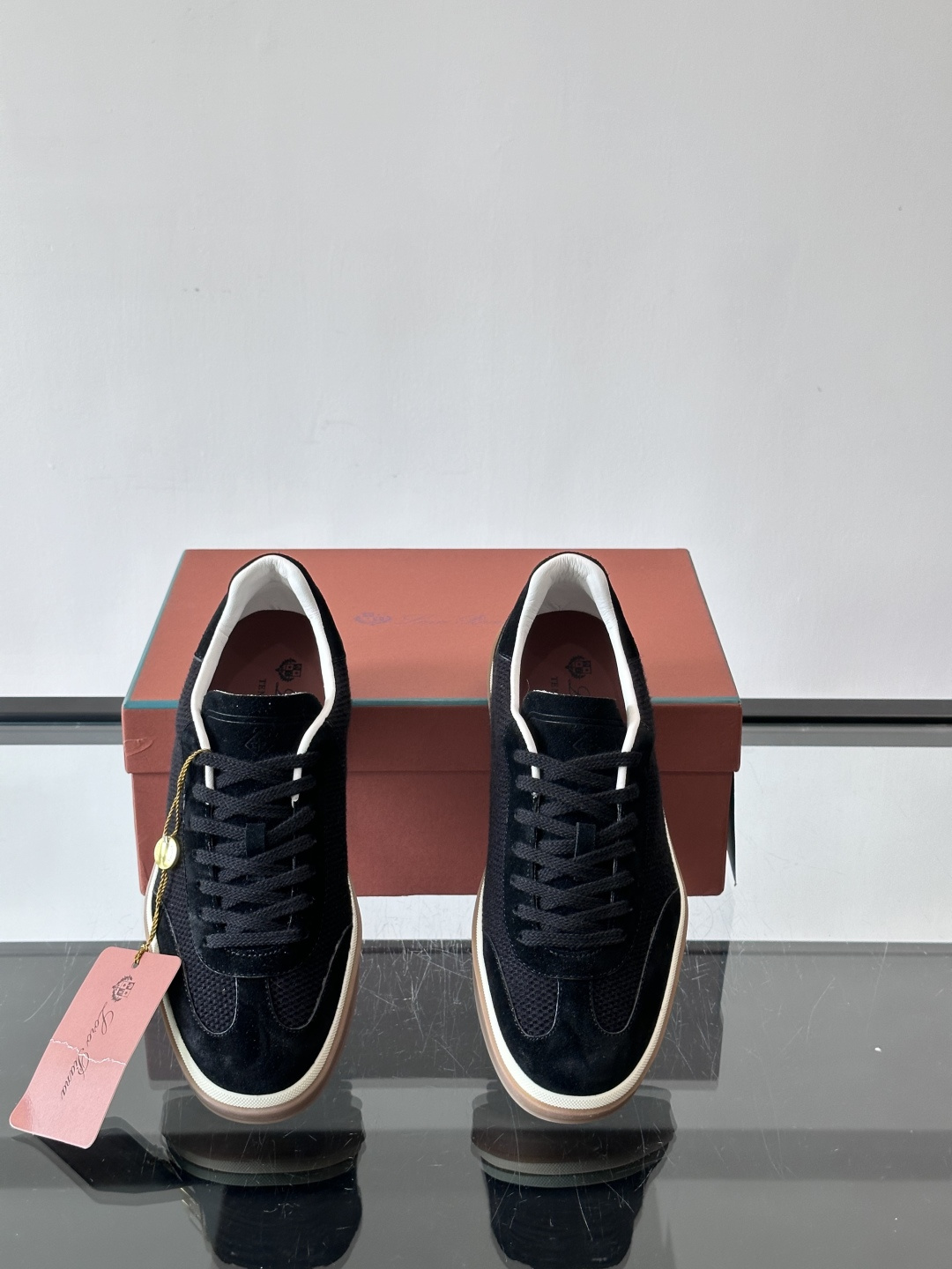 LoroPiana/诺悠翩雅 WeekendWalk男士新款运动鞋，采用轻盈防皱的纤维面料，鞋面绒面革嵌