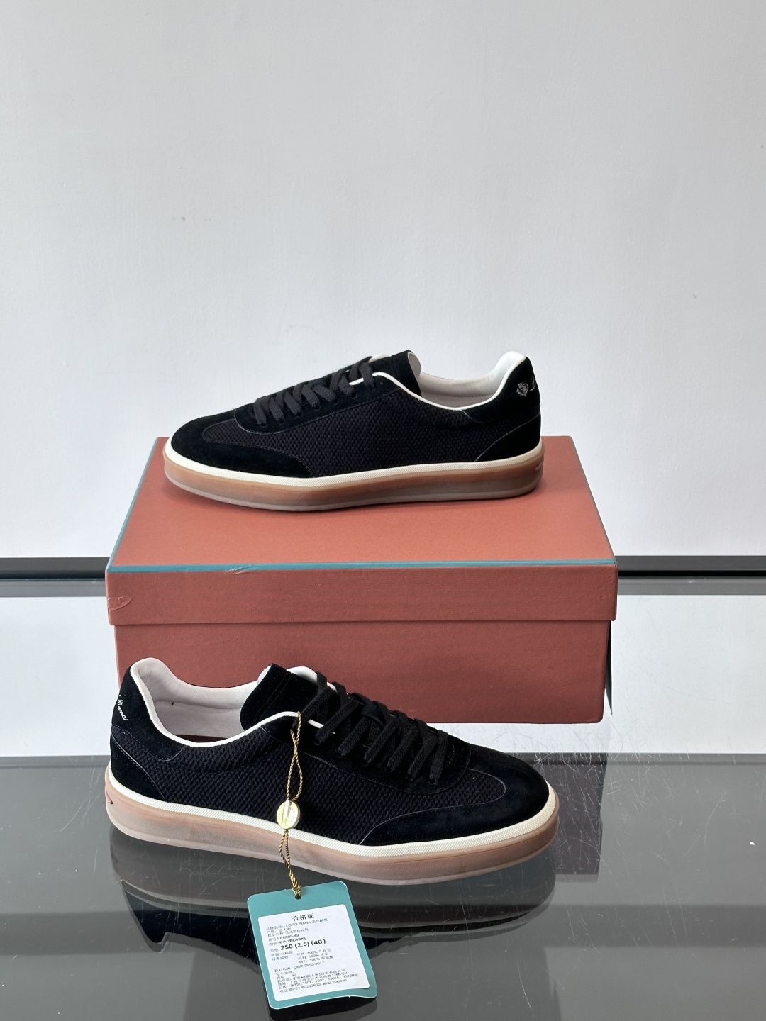 LoroPiana/诺悠翩雅 WeekendWalk男士新款运动鞋，采用轻盈防皱的纤维面料，鞋面绒面革嵌