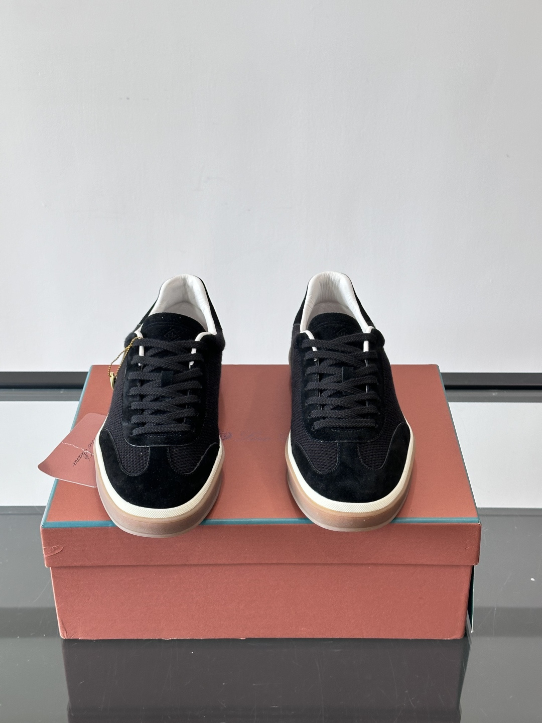 LoroPiana/诺悠翩雅 WeekendWalk男士新款运动鞋，采用轻盈防皱的纤维面料，鞋面绒面革嵌