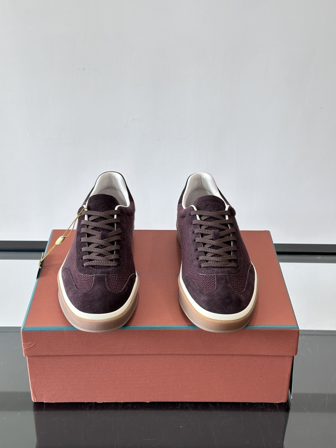 LoroPiana/诺悠翩雅 WeekendWalk男士新款运动鞋，采用轻盈防皱的纤维面料，鞋面绒面革嵌